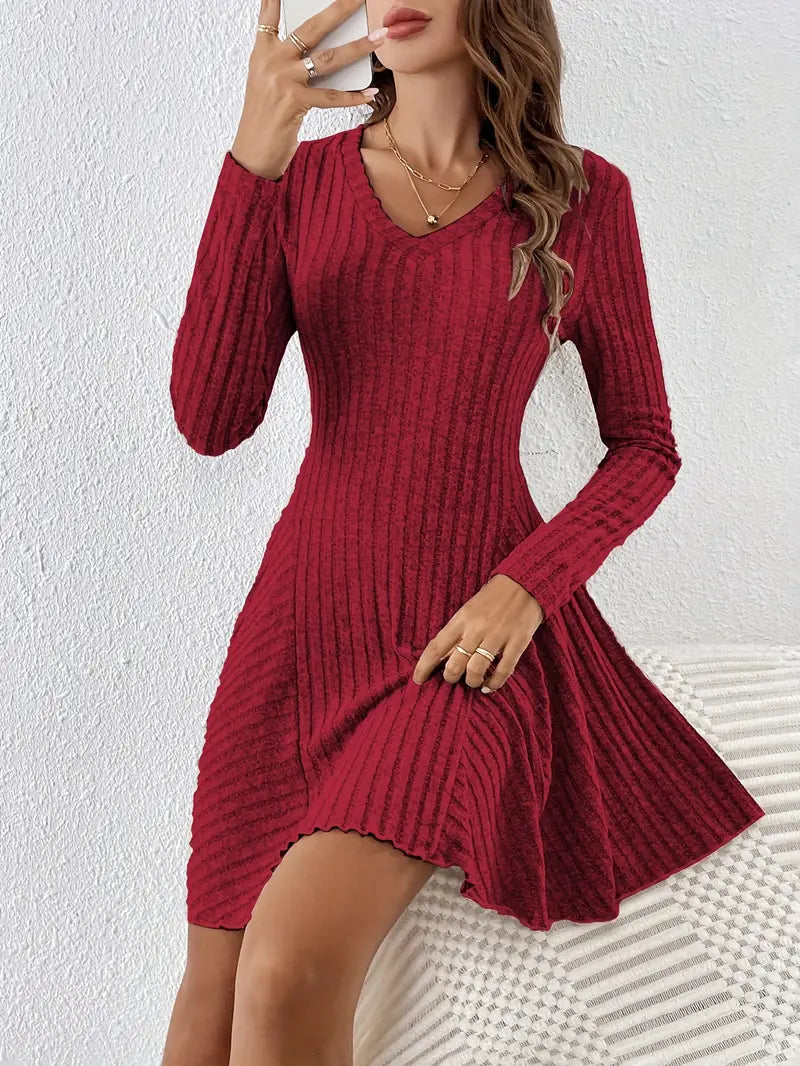 Amara | Strickkleid mit Eleganter Passform und Raffiniertem V-Ausschnitt für Frauen