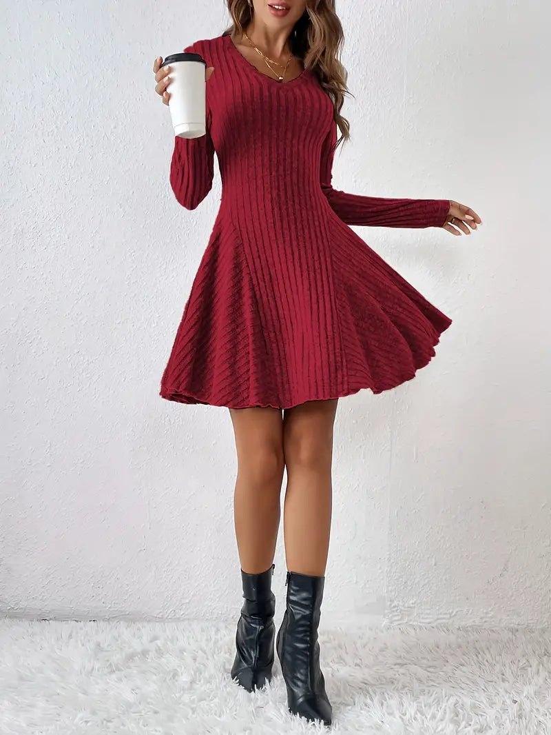 Amara | Strickkleid mit Eleganter Passform und Raffiniertem V-Ausschnitt für Frauen