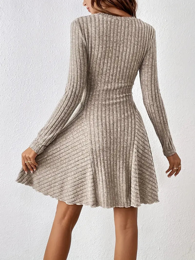Amara | Strickkleid mit Eleganter Passform und Raffiniertem V-Ausschnitt für Frauen