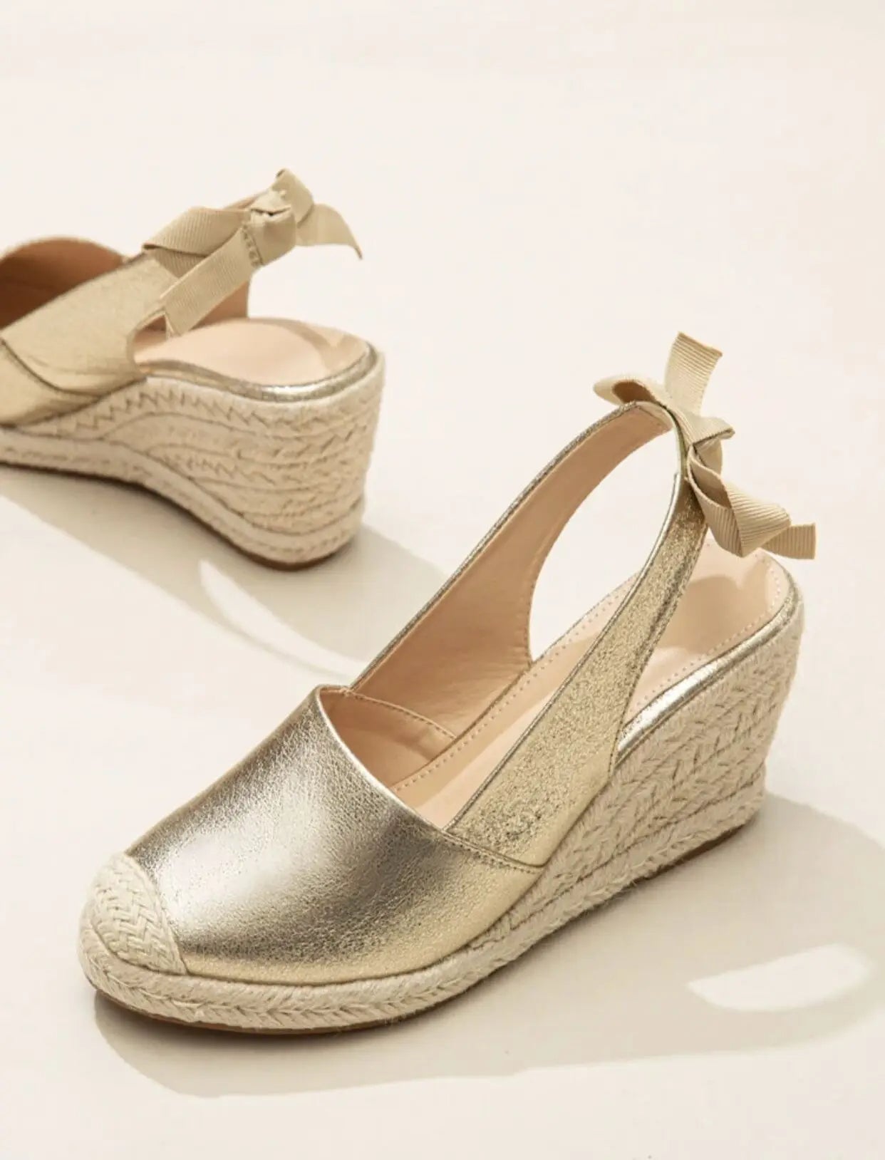 Charlize - Goldfarbene Damen Sandalen mit Gürtelschnalle