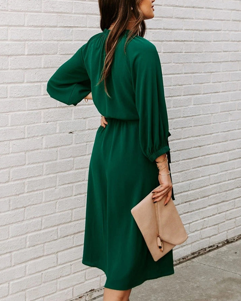 Delia - Elegantes einfarbiges Kleid mit Rundhalsausschnitt