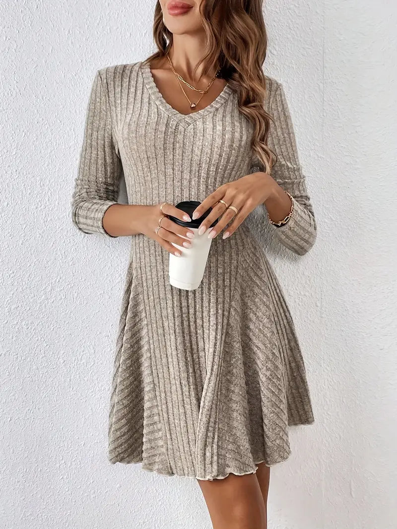 Amara | Strickkleid mit Eleganter Passform und Raffiniertem V-Ausschnitt für Frauen
