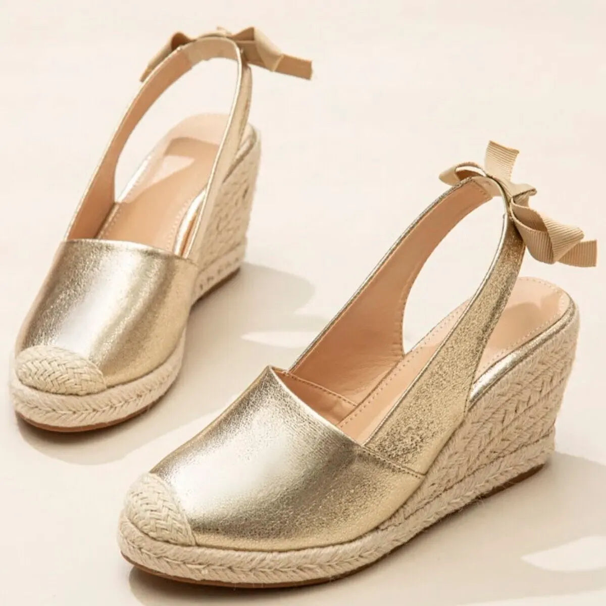 Charlize - Goldfarbene Damen Sandalen mit Gürtelschnalle