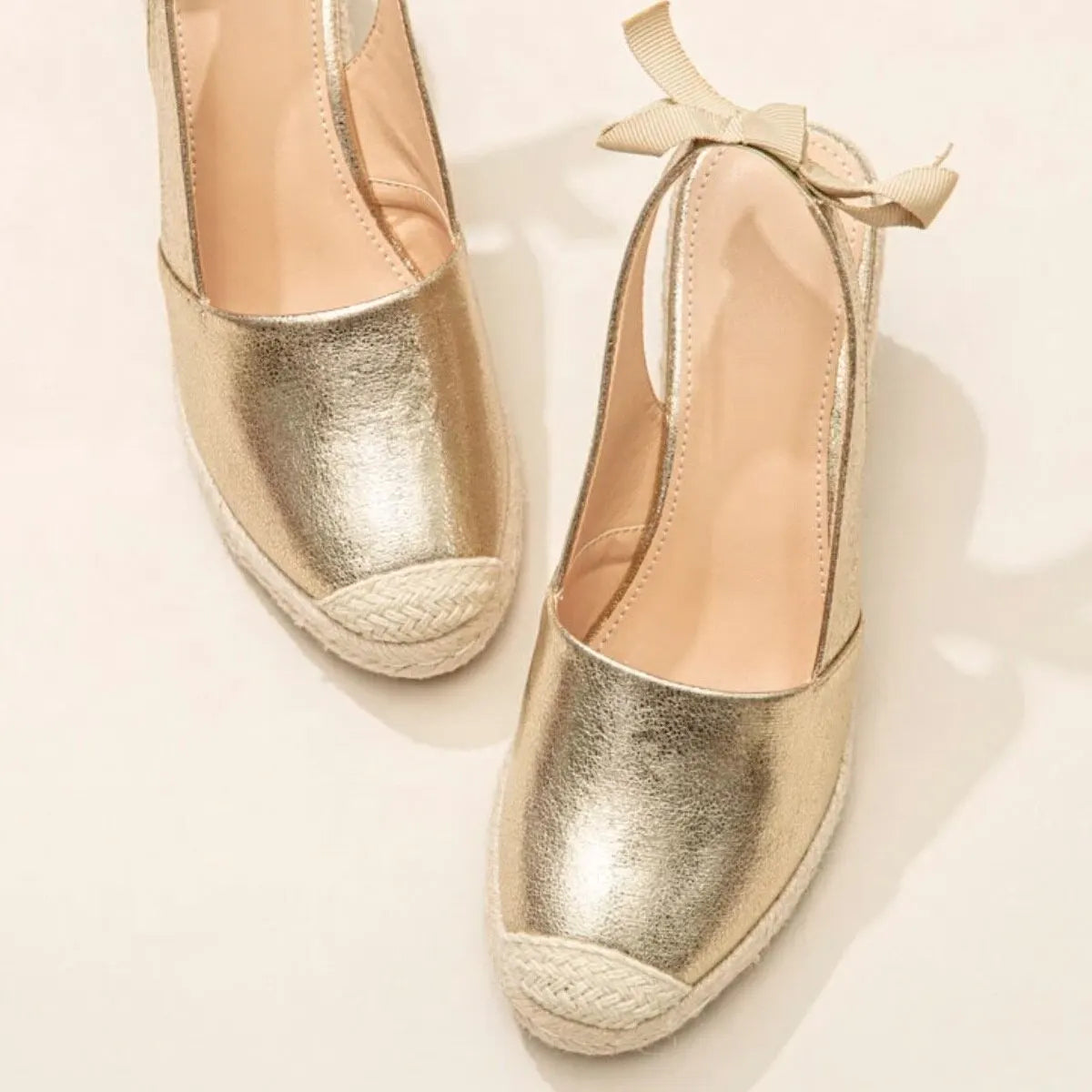 Charlize - Goldfarbene Damen Sandalen mit Gürtelschnalle
