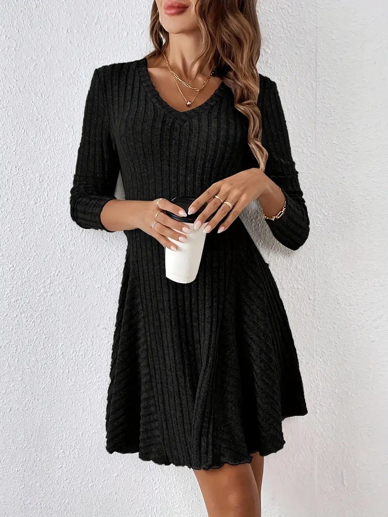 Amara | Strickkleid mit Eleganter Passform und Raffiniertem V-Ausschnitt für Frauen