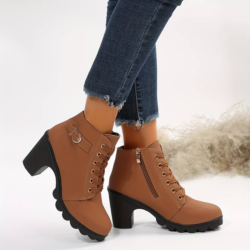 Sambaline | Chunky Heeled Ankle Boots mit Metallverzierung