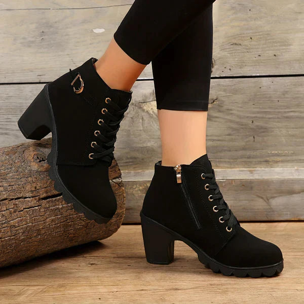 Sambaline | Chunky Heeled Ankle Boots mit Metallverzierung