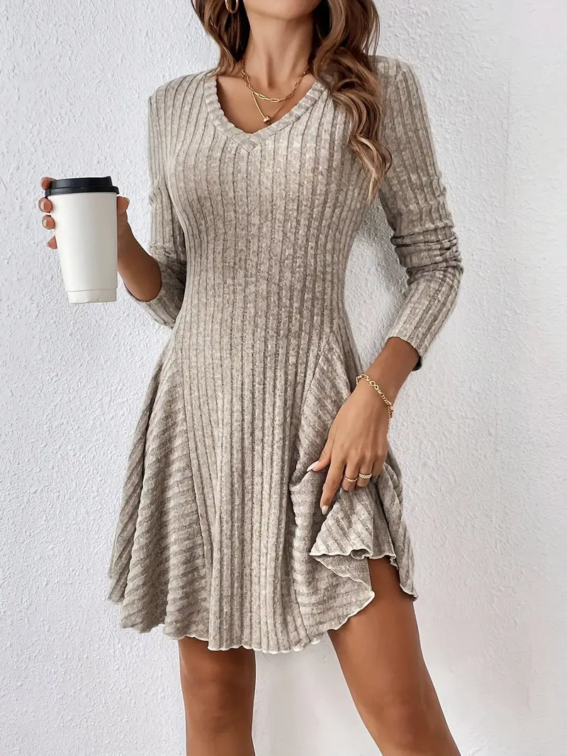Amara | Strickkleid mit Eleganter Passform und Raffiniertem V-Ausschnitt für Frauen