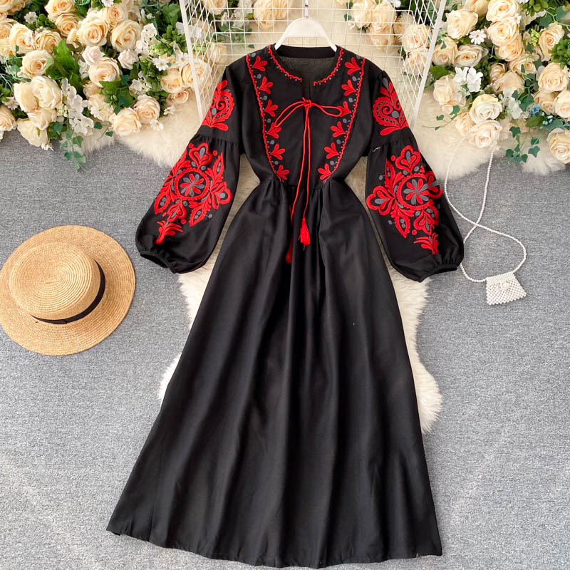 Selina | Plisseekleid mit Lebhafter Stickerei und Eleganter Passform für Frauen