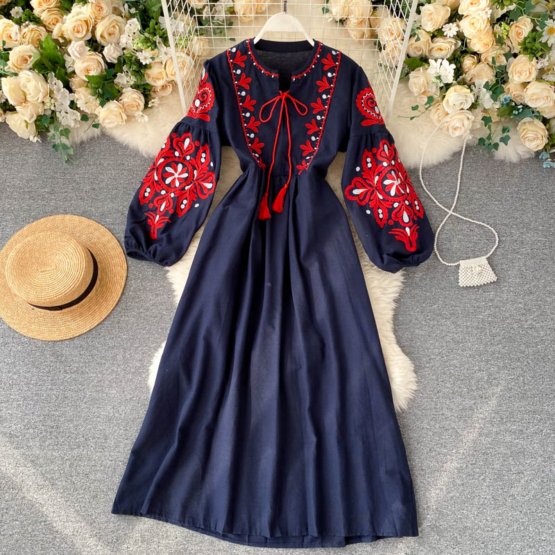 Selina | Plisseekleid mit Lebhafter Stickerei und Eleganter Passform für Frauen