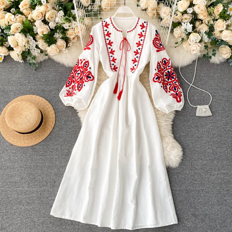 Selina | Plisseekleid mit Lebhafter Stickerei und Eleganter Passform für Frauen