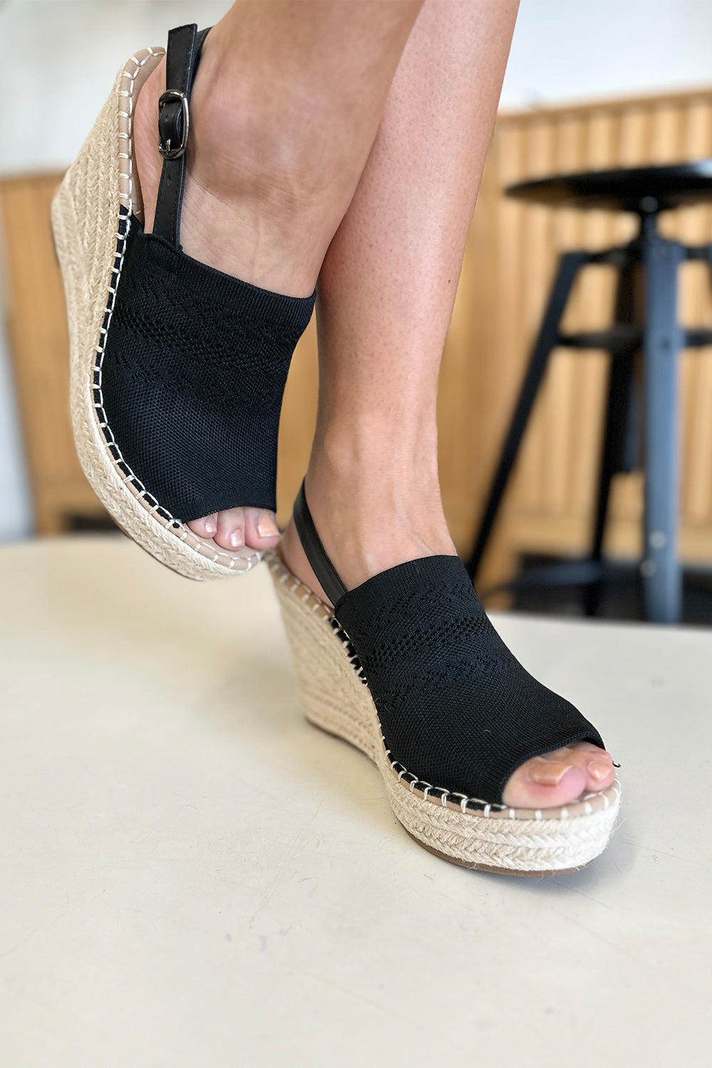 Hochhackige Peep Toe Sandalen in Schwarz